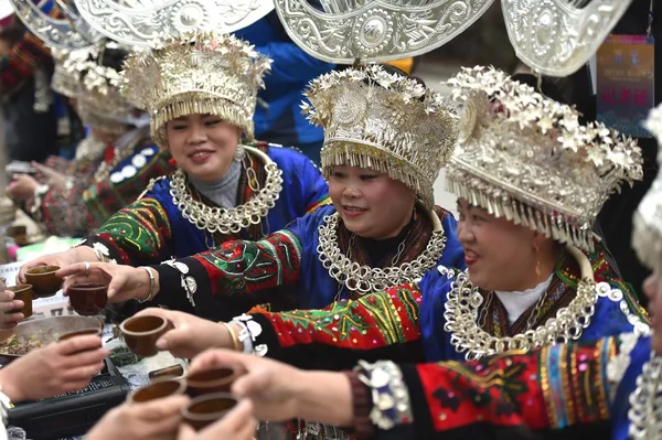 Chińczycy Mniejszości Etnicznej Miao Ubranych Tradycyjne Stroje Zdobione Srebro Headwears — Zdjęcie stockowe