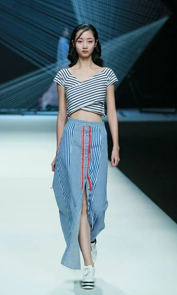 Model Wyświetla Nowe Stworzenie Pokaz Mody Tencel Przez Chen Wen — Zdjęcie stockowe