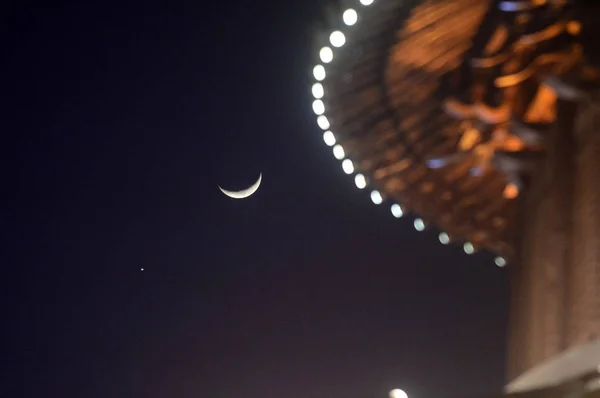 Una Luna Crescente Luminoso Pianeta Venere Sono Raffigurati Nel Cielo — Foto Stock