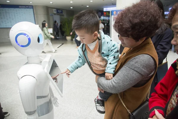 Pacienti Používají Inteligentního Robota Nazvaného Xiaoman Který Pracuje Jako Recepční — Stock fotografie