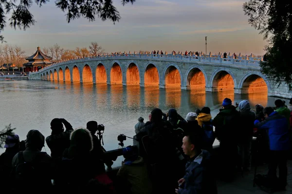 Zeventien Boogbrug Het Kunming Meer Verlicht Bij Zonsondergang Het Zomerpaleis — Stockfoto