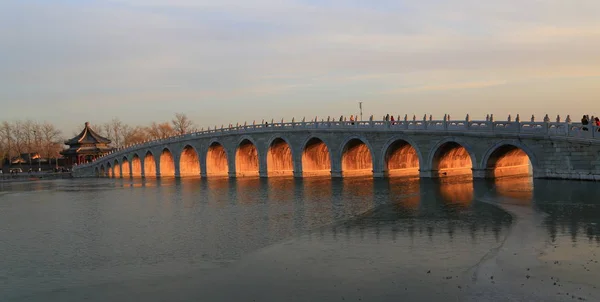 Zeventien Boogbrug Het Kunming Meer Verlicht Bij Zonsondergang Het Zomerpaleis — Stockfoto