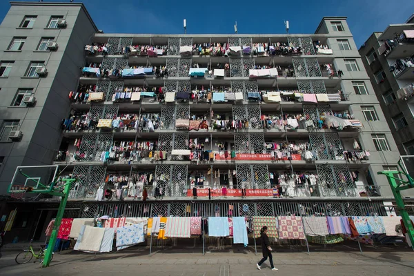 Les Étudiants Aèrent Des Courtepointes Des Vêtements Par Une Journée — Photo