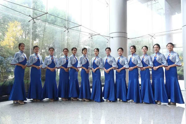 Voluntários Chineses Vestindo Cheongsam Qipao Posam Durante Uma Cerimônia Para — Fotografia de Stock