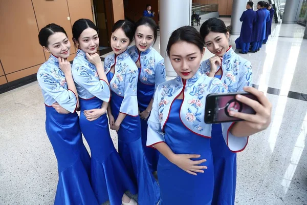 Los Voluntarios Chinos Que Usan Cheongsam Qipao Posan Durante Una — Foto de Stock