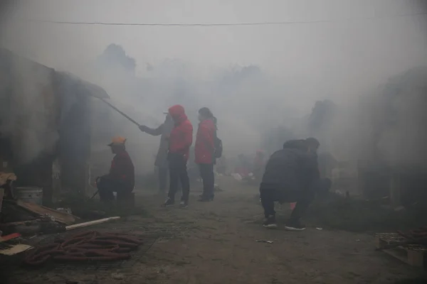 Helyi Kínai Lakosok Hogy Füstölt Húst Egy Feldolgozó Helyszínen Dazhou — Stock Fotó