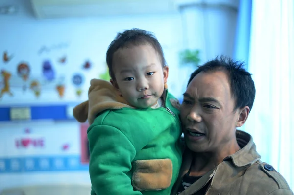 Річна Китайська Людина Цао Licai Грає Своїм Річним Сином Діагнозом — стокове фото