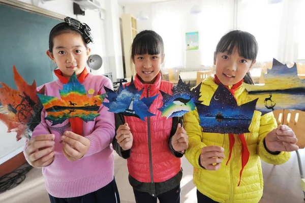 Chinese Pupils Show Artworks Leaf Paintings Created Chinese Art Teacher — Stock Photo, Image