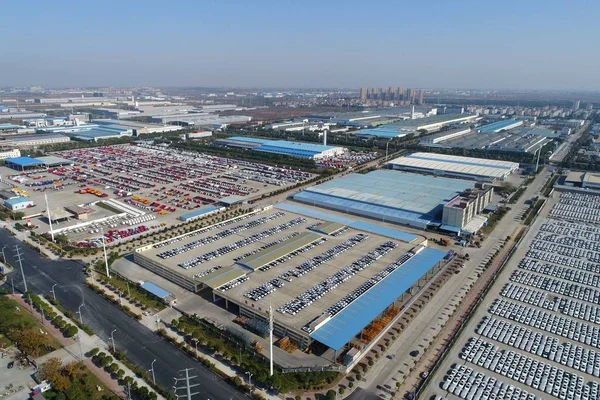 2017年11月26日 中国中部湖北省向阳市一家汽车工厂排队出售大型新车的鸟图 — 图库照片
