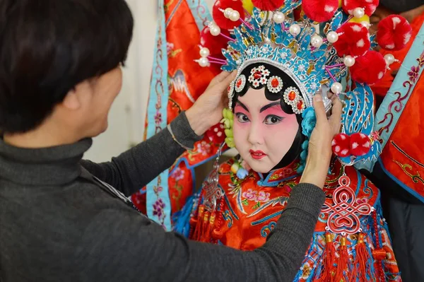2017年11月27日 在中国东部山东省青岛市 一名小学生在老师的帮助下 以传奇女主角穆桂英的身份完成她的头发和化妆 — 图库照片