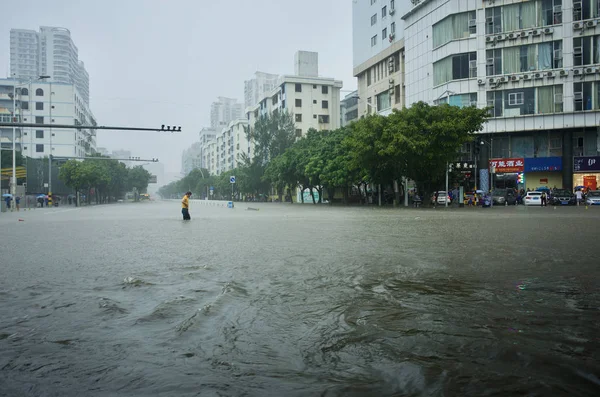 Ένας Τοπικός Κάτοικος Περπατά Ένα Πλημμυρισμένο Δρόμο Που Προκαλείται Από — Φωτογραφία Αρχείου