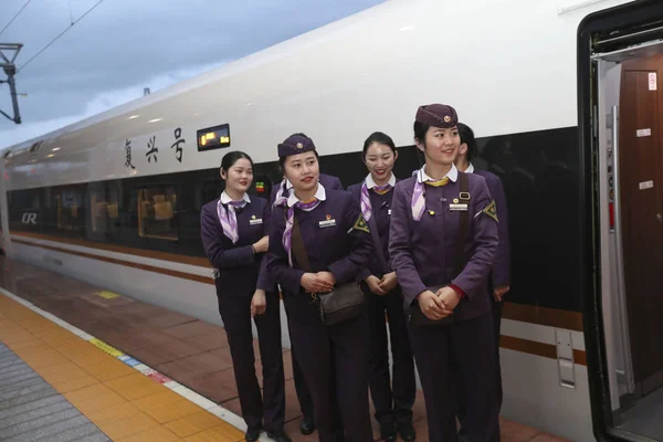 Chinese Hostesses Welcome Passengers Platform Fuxing High Speed Bullet Train — Stock Photo, Image