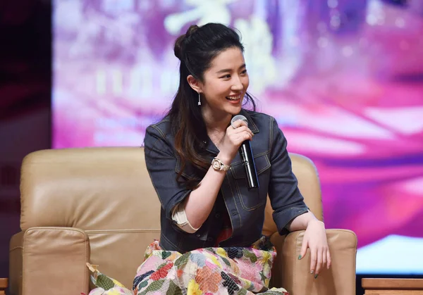 Chińska Aktorka Liu Yifei Uczęszcza Impreza Promocyjna Dla Jej Film — Zdjęcie stockowe