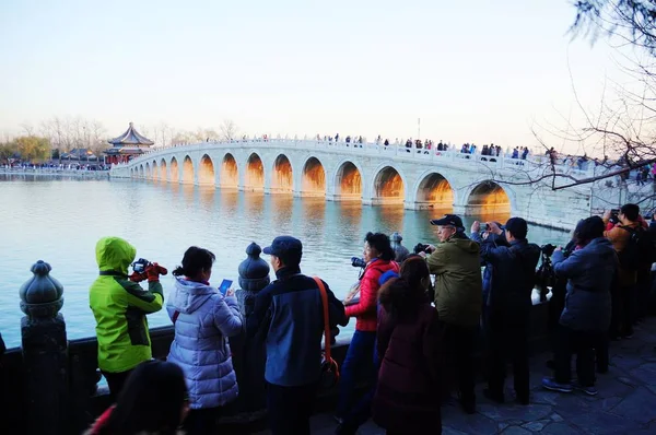 Toeristen Menigte Zeventien Boogbrug Kunming Lake Onder Zonsondergang Het Zomerpaleis — Stockfoto