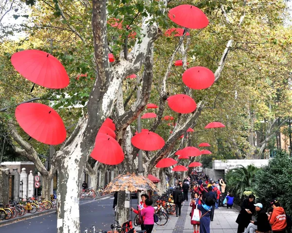 Chinese Voetgangers Lopen Onder Rode Paraplu Tijdens Een Gevallen Laat — Stockfoto