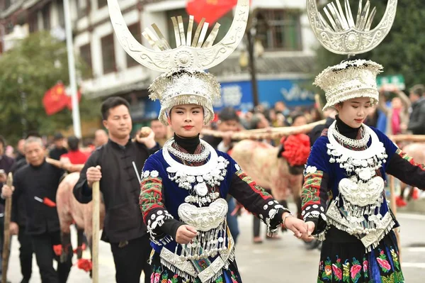 먀오족 민족의 전통적인 Headwears의 사람들이 그들의 전통적인 Leishan 카운티 먀오족 — 스톡 사진