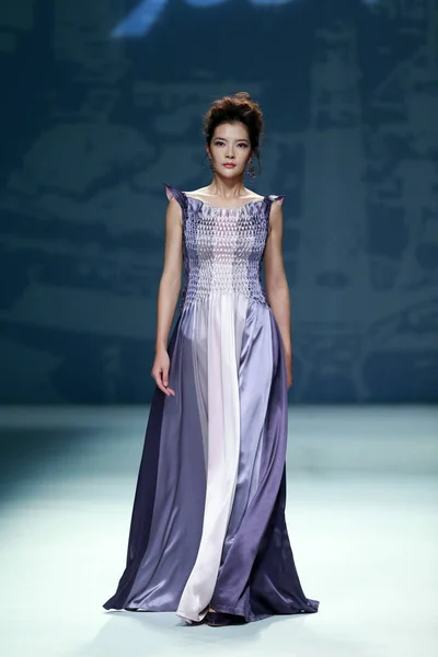 Modelo Exibe Uma Nova Criação Desfile Moda Por Deng Zhaoping — Fotografia de Stock