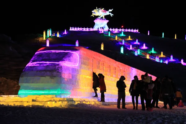 Besökare Titta Upplyst Tåg Formade Isskulptur Altay Och Snow World — Stockfoto