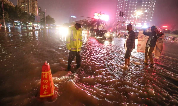 Китайский Офицер Полиции Помогает Местным Жителям Пройти Затопленной Дороге Вызванной — стоковое фото