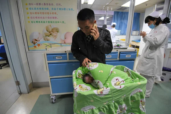 Fetița Sănătoasă Născută Femeia Chineză Wei Chunlan Prin Cezariană Care — Fotografie, imagine de stoc