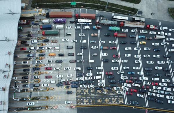 Dieser Luftaufnahme Stehen Massen Von Fahrzeugen Schlange Eine Mautstation Auf — Stockfoto