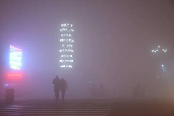 Los Peatones Caminan Por Una Carretera Con Mucho Smog Ciudad —  Fotos de Stock