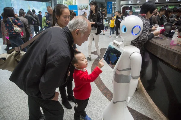 Patienten Nutzen Den Intelligenten Roboter Namens Xiaoman Der Als Rezeptionist — Stockfoto