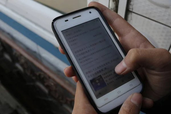 Chico Chino Años Utiliza Wifi Vecino Para Buscar Nombre Madre — Foto de Stock