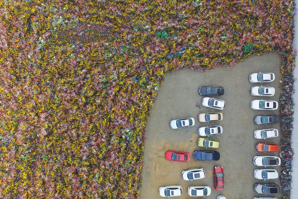 Vista Aérea Dezenas Milhares Bicicletas Compartilhadas Abandonadas Empilhadas Estacionamento Cidade — Fotografia de Stock