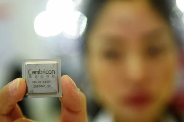 Empleado Exhibe Chip Inteligencia Artificial Nueva Generación Empresa China Semiconductores — Foto de Stock