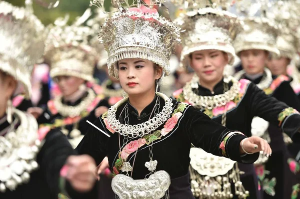 Cinesi Della Minoranza Etnica Miao Vestiti Con Abiti Copricapo Tradizionali — Foto Stock