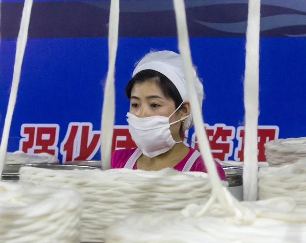 Женщина Китаянка Занимается Производством Пряжи Текстильной Фабрике Округе Хайан Наньтун — стоковое фото