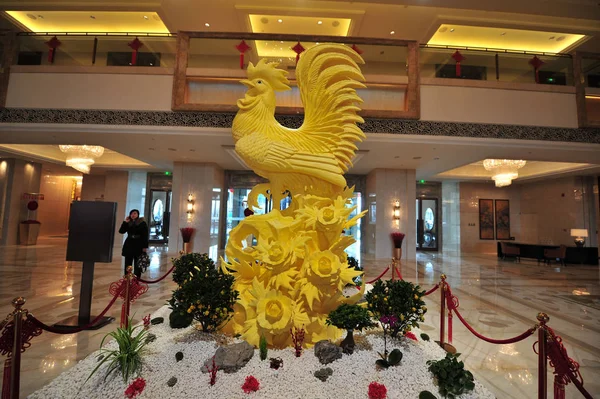 Uma Escultura Manteiga Galo Está Exibição Hotel Cidade Shenyang Nordeste — Fotografia de Stock