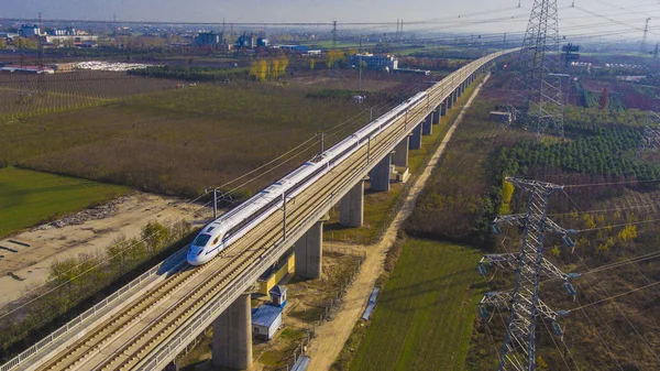Ένα Τρένο Σφαίρες Της Κίνας Υψηλής Ταχύτητας Τρέχει Μια Γέφυρα — Φωτογραφία Αρχείου