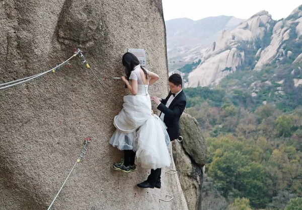 Ένα Νιόπαντρο Ζευγάρι Κινέζοι Θέτει Για Φωτογραφίες Του Γάμου Που — Φωτογραφία Αρχείου