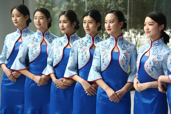 Voluntários Chineses Vestindo Cheongsam Qipao Posam Durante Uma Cerimônia Para — Fotografia de Stock