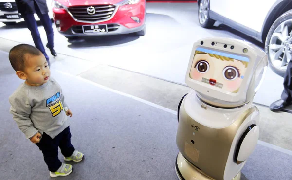 Niño Mira Robot Inteligente Durante Xinjiang Autumn Auto Expo 2017 —  Fotos de Stock