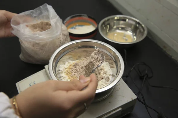 Младший Студент Создает Съедобные Палочки Сендвичи Муки Юго Западном Университете — стоковое фото