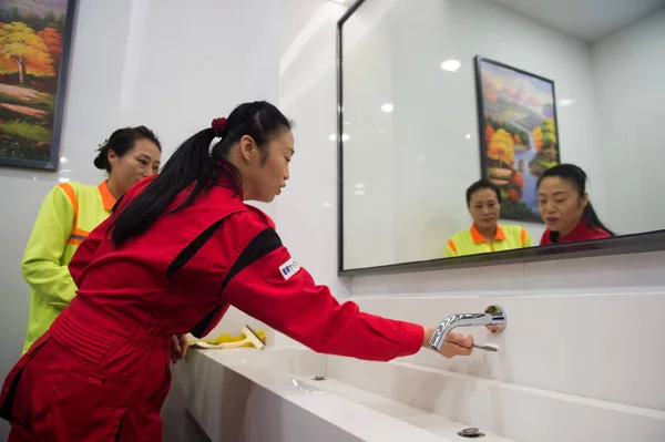 Japanese Cleaning Worker Haruko Niitsu Front Teaches Chinese Cleaner Toilet — Stock Photo, Image