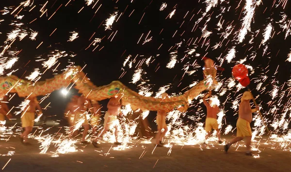 2016年12月31日 在中国西南四川省绥宁市谢隆县 人们在火花中表演火龙舞 — 图库照片