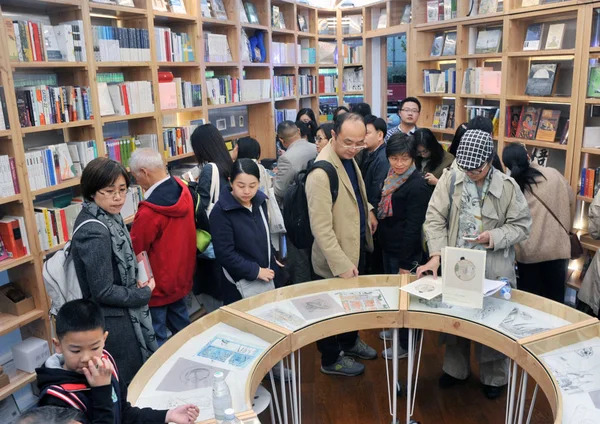 Klienci Odwiedzają Metrowy Sinan Bookstore Który Jest Około Dni Szanghaju — Zdjęcie stockowe