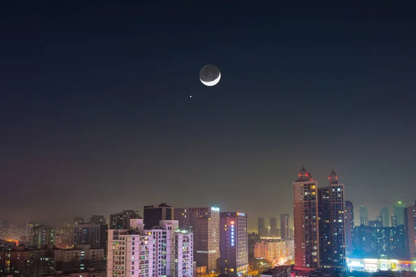 2017年1月2日 中国南方广东省深圳市高楼大厦上方的天空中 描绘了新月和明亮的金星 — 图库照片