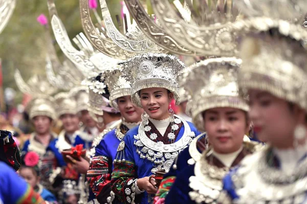 Çinliler Miao Etnik Azınlığın Geleneksel Giysiler Gümüş Dekore Edilmiş Headwears — Stok fotoğraf