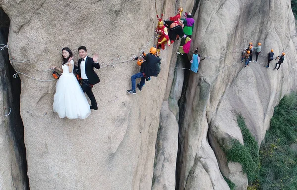 Novomanželský Pár Čínských Představuje Pro Svatební Fotografie Útesu Chaya Mountain — Stock fotografie