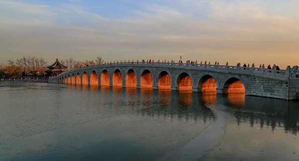 Zeventien Boogbrug Het Kunming Meer Verlicht Bij Zonsondergang Het Zomerpaleis — Stockfoto
