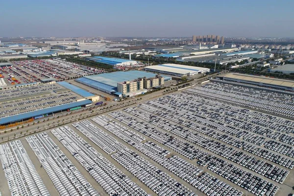 Вид Масовим Нових Автомобілів Вишикувалися Продажу Автомобільний Завод Місті Xiangyang — стокове фото