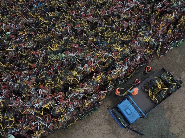Εναέρια Θέα Δεκάδων Χιλιάδων Εγκαταλελειμμένων Κοινόχρηστων Ποδηλάτων Που Στοιβάζονται Ένα — Φωτογραφία Αρχείου