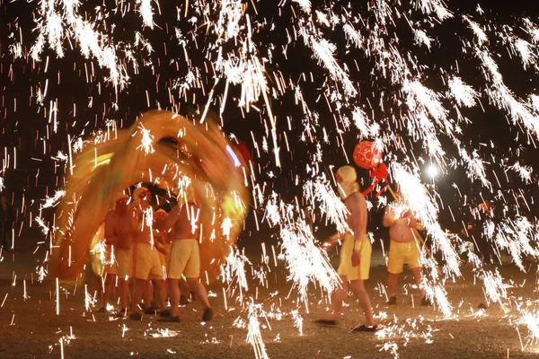 Oamenii Dansează Dragoni Foc Fondul Strălucirilor Pentru Întâmpina Anul Nou — Fotografie, imagine de stoc