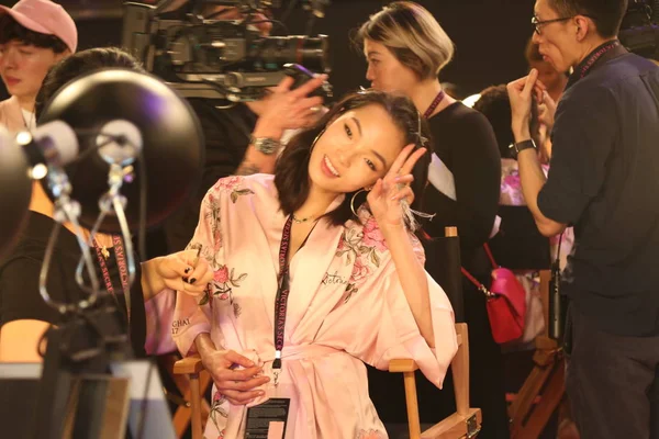 Victoria Secret Angel Och Kinesiska Modell Xiaowen Avbildas Backstage Håret — Stockfoto