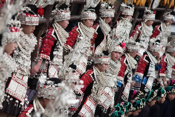 Miao Etnikai Kisebbség Kínai Emberek Öltözött Hagyományos Ezüst Díszített Ruhák — Stock Fotó